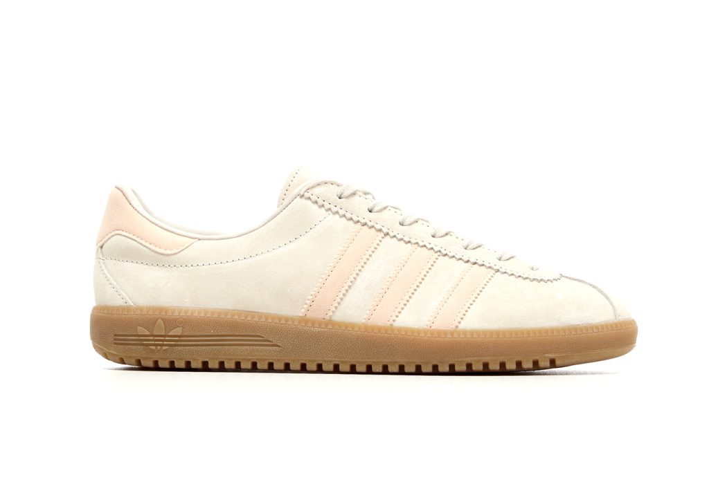 This image has an empty alt attribute; its file name is adidas-bermuda-beige-1050x700.jpeg